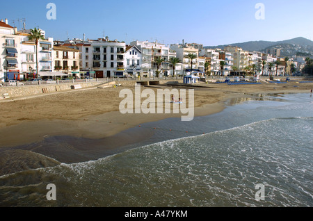 Panoramablick auf das Meer & Strand von Sitges Katalonien Katalonien Katalonien Costa Dorada España Spanien Europa Stockfoto