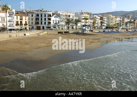 Panoramablick auf das Meer & Strand von Sitges Katalonien Katalonien Katalonien Costa Dorada España Spanien Europa Stockfoto