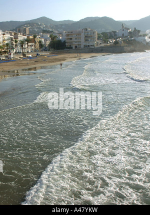 Panoramablick auf das Meer & Strand von Sitges Katalonien Katalonien Katalonien Costa Dorada España Spanien Europa Stockfoto