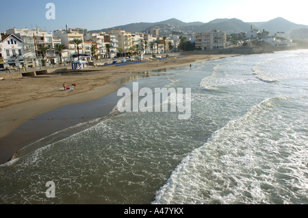 Panoramablick auf das Meer & Strand von Sitges Katalonien Katalonien Katalonien Costa Dorada España Spanien Europa Stockfoto
