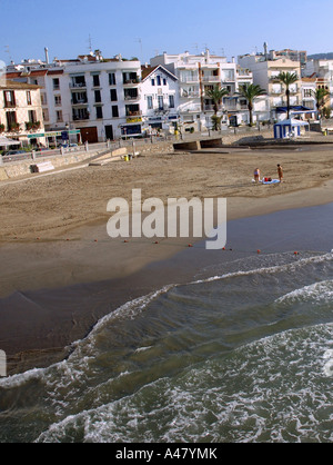 Panoramablick auf das Meer & Strand von Sitges Katalonien Katalonien Katalonien Costa Dorada España Spanien Europa Stockfoto