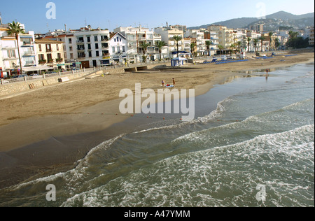 Panoramablick auf das Meer & Strand von Sitges Katalonien Katalonien Katalonien Costa Dorada España Spanien Europa Stockfoto