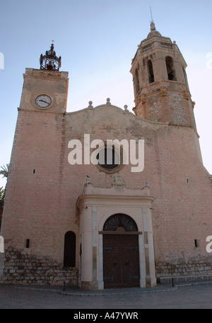 Blick auf Sant San Saint S Bartolomeu Santa Tecla Barri Antic Sitges Katalonien Katalonien Katalonien Costa Dorada España Spanien Europa Stockfoto