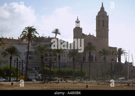 Blick auf Sant San Saint S Bartolomeu Santa Tecla Barri Antic Sitges Katalonien Katalonien Katalonien Costa Dorada España Spanien Europa Stockfoto