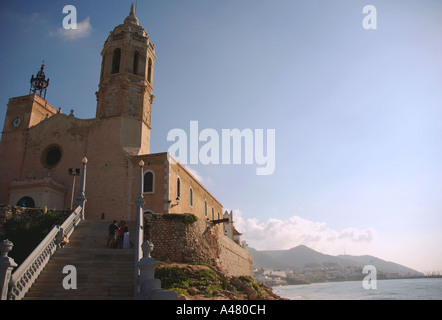 Blick auf Sant San Saint S Bartolomeu Santa Tecla Barri Antic Sitges Katalonien Katalonien Katalonien Costa Dorada España Spanien Europa Stockfoto