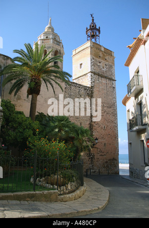 Blick auf Sant San Saint S Bartolomeu Santa Tecla Barri Antic Sitges Katalonien Katalonien Katalonien Costa Dorada España Spanien Europa Stockfoto