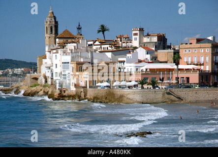 Panoramablick auf das Meer & Strand von Sitges Katalonien Katalonien Katalonien Costa Dorada España Spanien Europa Stockfoto