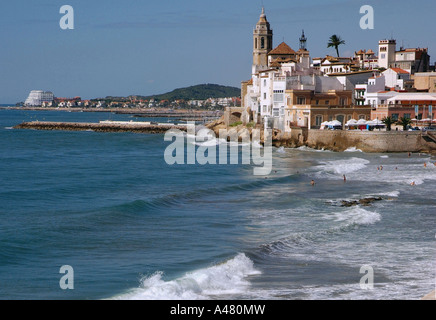 Panoramablick auf das Meer & Strand von Sitges Katalonien Katalonien Katalonien Costa Dorada España Spanien Europa Stockfoto