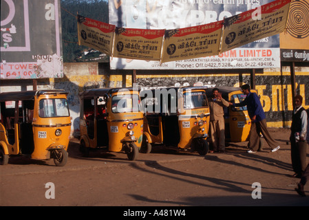 Reihe von Auto-Rikschas in Indien Stockfoto