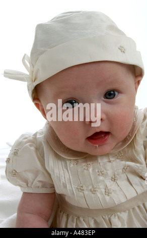 Babymädchen, gekleidet in ihrer Taufe Kleid Stockfoto