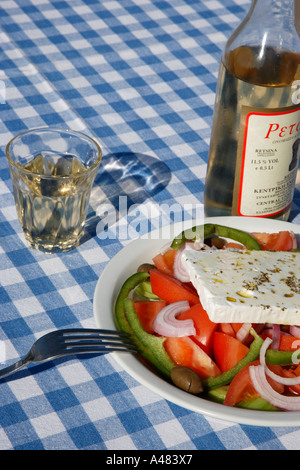 Ein frischer griechischer Salat und ein Glas Retsina Wein West-Kreta-Griechenland Stockfoto