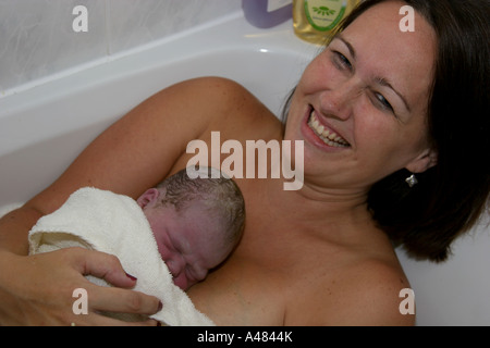 Neugeborenes Baby unmittelbar nach der Geburt in einem Heim Bad Stockfoto