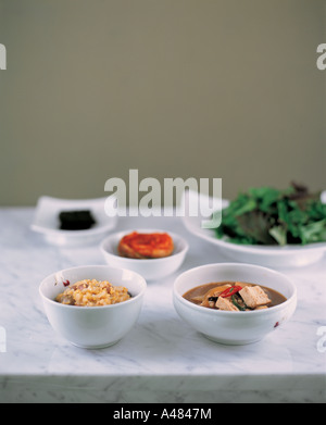 Erhöhte Ansicht der Schalen von Reis und Tofu, serviert mit Salat Stockfoto