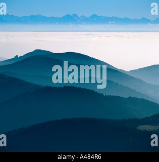 Berge im Dunst Stockfoto