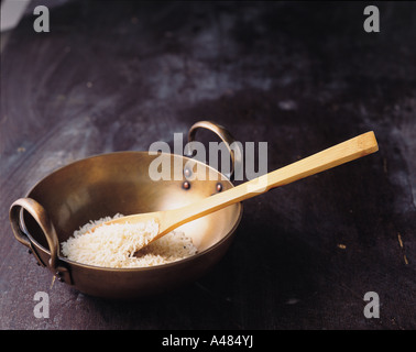 Erhöhte Ansicht gebratener Reis im wok Stockfoto