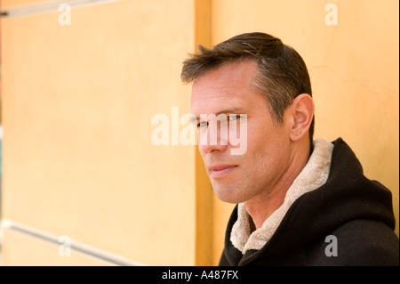 Reifer Mann Betrachtung Stockfoto