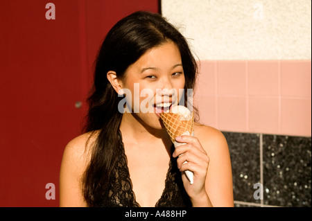 Junge Frau Eis essen Stockfoto