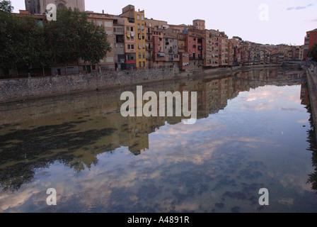 Panoramablick über charakteristische Fälle de l'Onyar Gerona Girona Katalonien Catalunya Cataluña España Spanien Europa Stockfoto