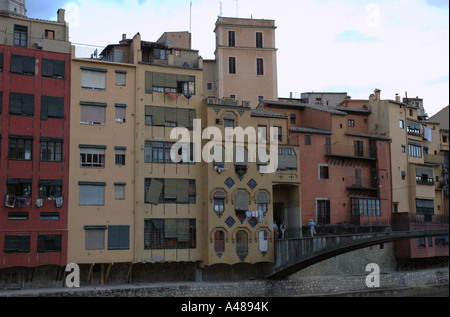 Panoramablick über charakteristische Fälle de l'Onyar Gerona Girona Katalonien Catalunya Cataluña España Spanien Europa Stockfoto