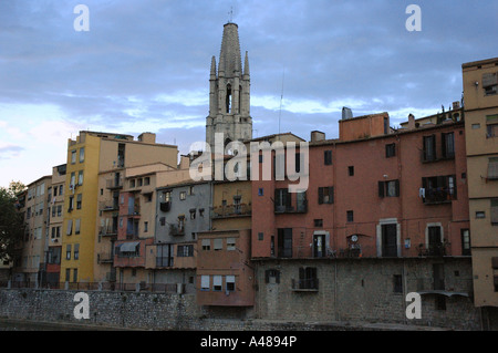 Panoramablick über charakteristische Fälle de l'Onyar Gerona Girona Katalonien Catalunya Cataluña España Spanien Europa Stockfoto