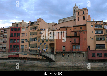 Panoramablick über charakteristische Fälle de l'Onyar Gerona Girona Katalonien Catalunya Cataluña España Spanien Europa Stockfoto
