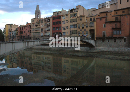 Panoramablick über charakteristische Fälle de l'Onyar Gerona Girona Katalonien Catalunya Cataluña España Spanien Europa Stockfoto