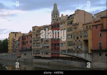 Panoramablick über charakteristische Fälle de l'Onyar Gerona Girona Katalonien Catalunya Cataluña España Spanien Europa Stockfoto