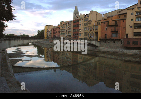 Panoramablick über charakteristische Fälle de l'Onyar Gerona Girona Katalonien Catalunya Cataluña España Spanien Europa Stockfoto