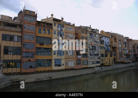 Panoramablick über charakteristische Fälle de l'Onyar Gerona Girona Katalonien Catalunya Cataluña España Spanien Europa Stockfoto