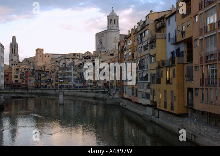 Panoramablick über charakteristische Fälle de l'Onyar Gerona Girona Katalonien Catalunya Cataluña España Spanien Europa Stockfoto