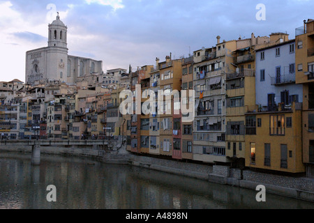 Panoramablick über charakteristische Fälle de l'Onyar Gerona Girona Katalonien Catalunya Cataluña España Spanien Europa Stockfoto