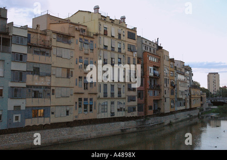 Panoramablick über charakteristische Fälle de l'Onyar Gerona Girona Katalonien Catalunya Cataluña España Spanien Europa Stockfoto