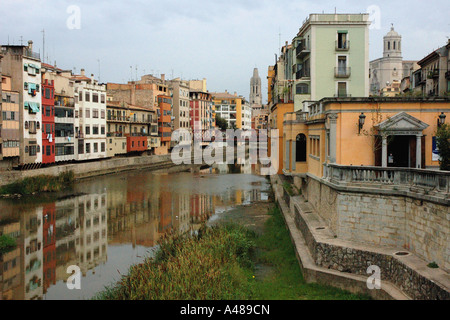 Panoramablick über charakteristische Fälle de l'Onyar Gerona Girona Katalonien Catalunya Cataluña España Spanien Europa Stockfoto