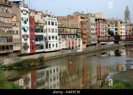 Panoramablick über charakteristische Fälle de l'Onyar Gerona Girona Katalonien Catalunya Cataluña España Spanien Europa Stockfoto