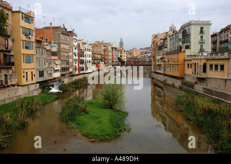 Panoramablick über charakteristische Fälle de l'Onyar Gerona Girona Katalonien Catalunya Cataluña España Spanien Europa Stockfoto