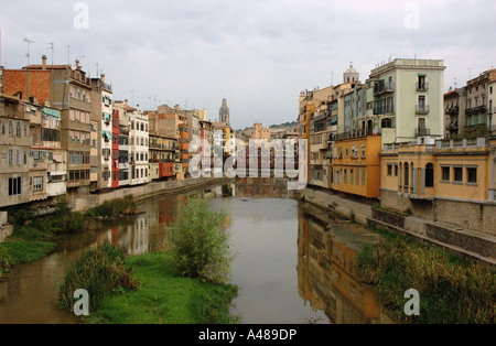 Panoramablick über charakteristische Fälle de l'Onyar Gerona Girona Katalonien Catalunya Cataluña España Spanien Europa Stockfoto
