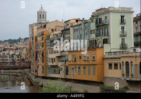 Panoramablick über charakteristische Fälle de l'Onyar Gerona Girona Katalonien Catalunya Cataluña España Spanien Europa Stockfoto