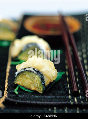 Nahaufnahme von Sushi auf einem Tablett Stockfoto