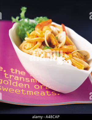 Vogelperspektive Blick auf eine Schüssel mit Meeresfrüchte und Reis Stockfoto