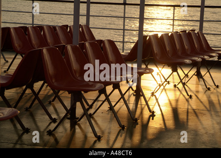 Leere Sitzreihen an Deck auf der Insel Thassos-Fähre in Abend Sonnenlicht getaucht Stockfoto