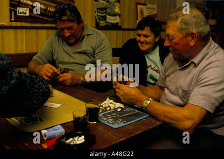Männer spielen Poker in einem Café in einer kleinen Stadt in Frankreich. Villereau Frankreich Stockfoto