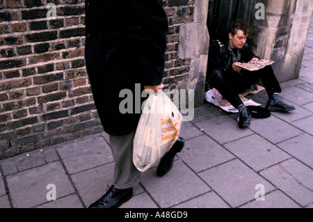 Obdachloser betteln außerhalb Sainsburys Supermarkt Camden town Stockfoto