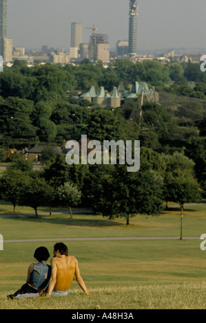 paar auf der Suche in ganz London von Primrose Hill North london Stockfoto