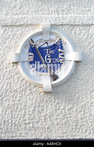 Pub zu unterzeichnen, an den Wänden des 15. Jahrhunderts Gun Inn in Findon Dorf, West Sussex, UK Stockfoto