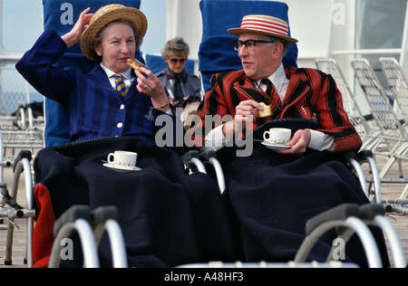 Ein paar beim Nachmittagstee auf dem Sonnendeck des Kreuzfahrtschiffes Queen Elizabeth 2 Stockfoto