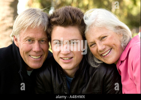 Junger Mann mit seinen Großeltern, Lächeln Stockfoto