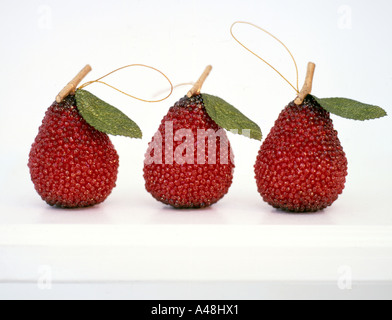 Drei birnenförmig rote Perlen Weihnachtsschmuck Stockfoto
