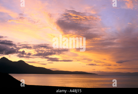 Sonnenuntergang über der Insel Rhum, genommen von der Insel Eigg 1997 Stockfoto