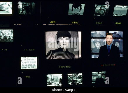 Channel 4 News-Studio mit Bildern von Mary Bell den Kind-Mörder auf den Monitoren nach einem Aufschrei über ihr Buch Stockfoto