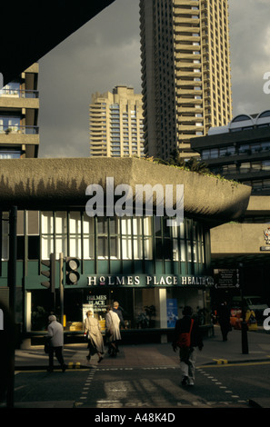 Menschen beim Überqueren der Straße neben Holmes Place Health Club Barbican in der City von London EC1 Stockfoto